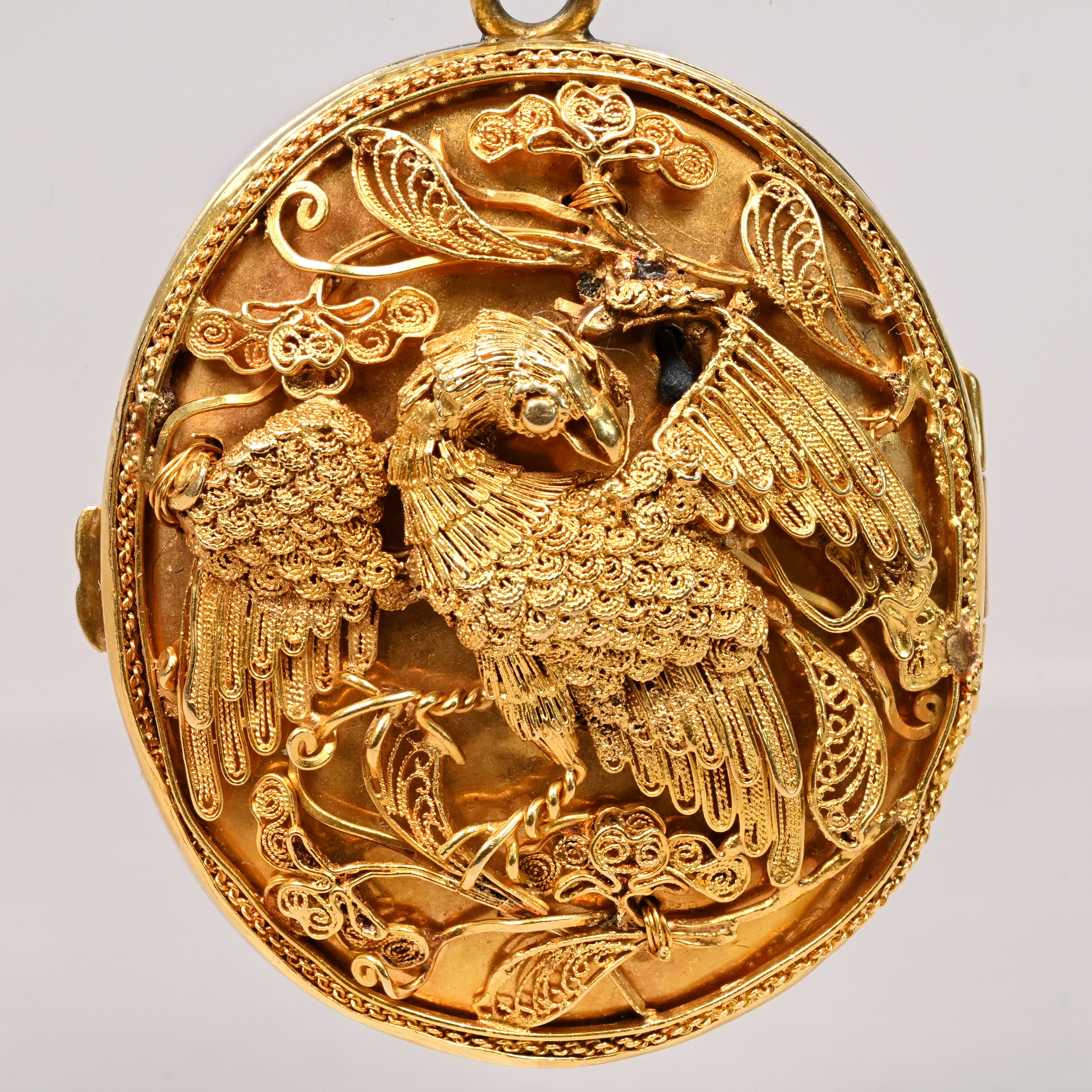 Rare Chinese Export for the American Market 18k Gold Filigree Locket with 14k Gold Chain, Possibly Cum Wo, Hong Kong, 1880s